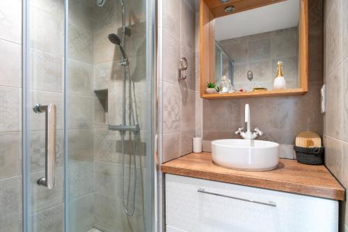 une salle de bain avec un lavabo et une douche dans l'établissement Le Rocher de Bénodet - Studio 2p 150m de la plage, à Bénodet