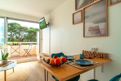 une salle à manger avec une table avec un bol de fruits dessus dans l'établissement Le Rocher de Bénodet - Studio 2p 150m de la plage, à Bénodet