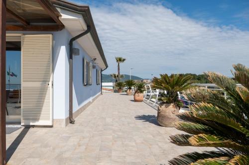 a walkway next to a building with palm trees at Bagno Lunezia in Marina di Carrara