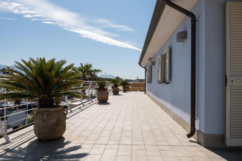 a walkway with potted plants on the side of a building at Bagno Lunezia in Marina di Carrara