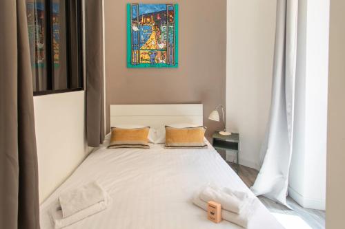 - un lit blanc avec deux oreillers dans l'établissement C15 - 2 BDR Historic Old Cannes 5 min Sea - AC & Wifi, à Cannes