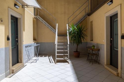 klatka schodowa w bocznej części budynku z rośliną w obiekcie OCUCCHITI Casa Vacanze a Catania w Katanii