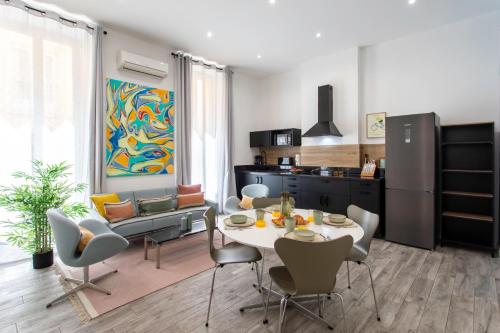 une cuisine et un salon avec une table et des chaises dans l'établissement C15 - 2 BDR Historic Old Cannes 5 min Sea - AC & Wifi, à Cannes