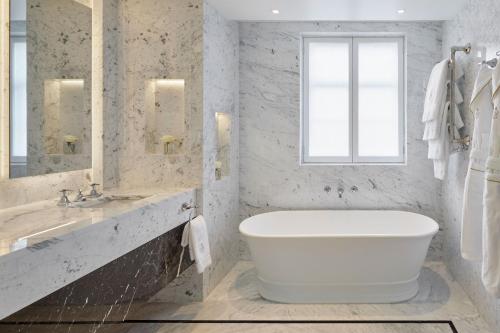 Un baño de Claridge's, Maybourne