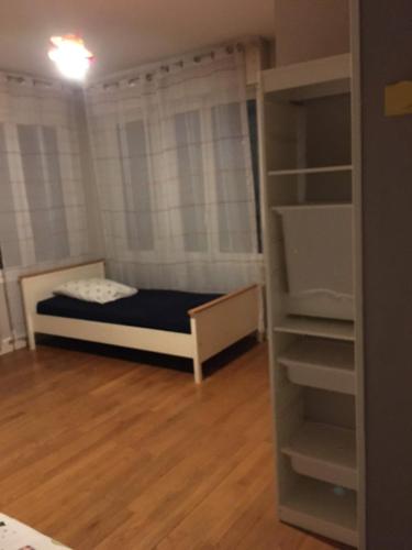 - une petite chambre avec un lit et un placard dans l'établissement Spacieux et confortable T3 88m2 Grenoble secteur Jeanne d Arc, à Grenoble