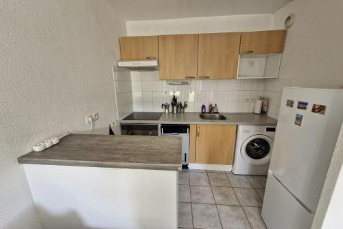 une cuisine avec un réfrigérateur blanc et un évier dans l'établissement Beautiful apartment with pool in Touques, à Touques