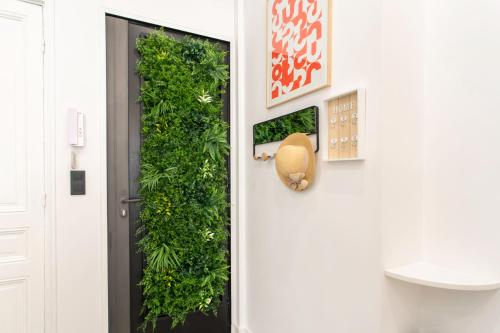 une porte avec un mur vert derrière elle dans l'établissement C15 - 2 BDR Historic Old Cannes 5 min Sea - AC & Wifi, à Cannes