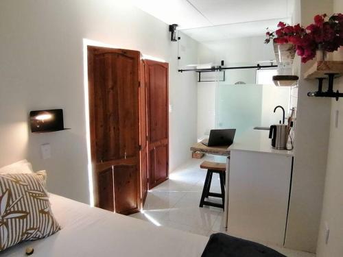 Køkken eller tekøkken på Melkbos Sea Spray Studio Apartment