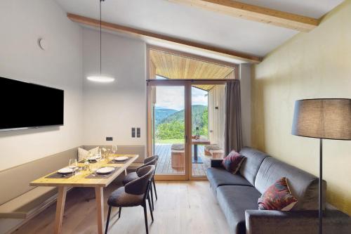 TV a/nebo společenská místnost v ubytování Oberplunerhof Luxury Chalet Skyline