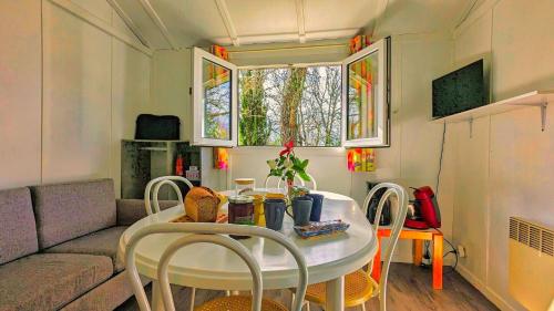 un salon avec une table et un canapé dans l'établissement Les Ventoulines, à Domme