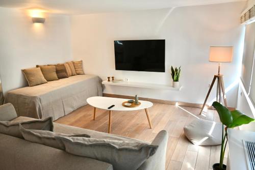 Bright and comfy apartment in the heart of Athens