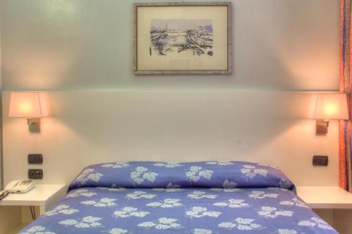 una camera con un letto e una foto appesa al muro di Hotel Pico a Mirandola