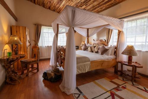 Postel nebo postele na pokoji v ubytování Naivasha Kongoni Lodge - Lakefront Getaway