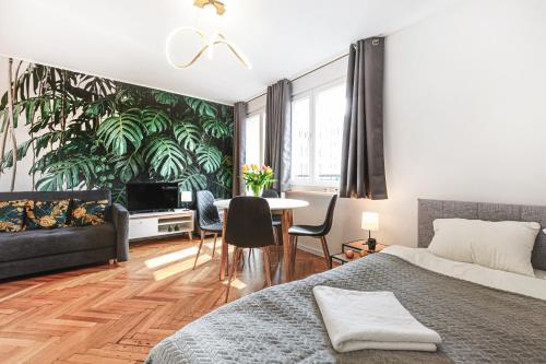 a bedroom with a bed and a table with chairs at Klimatyczne gniazdko przy Rynku in Wrocław