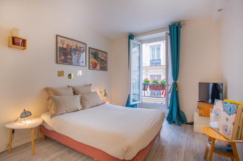une chambre avec un grand lit et une fenêtre dans l'établissement Faiderbe-Chaligny-1-Bed Apt Sleeps 2, à Paris