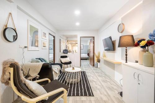 a living room with two chairs and a couch at Spacious 4BR Family Chatuchak Market 12 sleeps in Bangkok