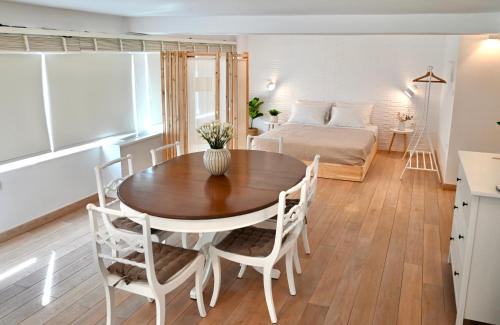 Bright and comfy apartment in the heart of Athens
