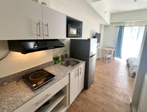 Η κουζίνα ή μικρή κουζίνα στο Near Mactan Airport Condo by Isla Stays