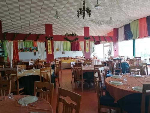 En restaurant eller et andet spisested på Bungalow Martins Nazaré Land`s Hause