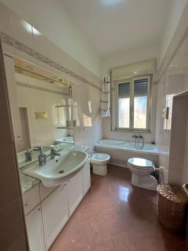a bathroom with a sink and a toilet and a tub at Alloggio Vacanze Caieta in Gaeta