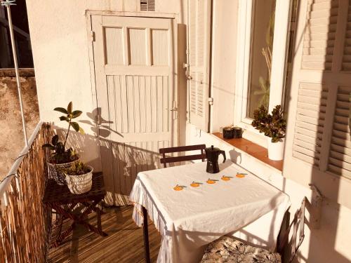 une table avec des oranges sur un balcon avec une porte dans l'établissement T2 Vauban Marseille, à Marseille