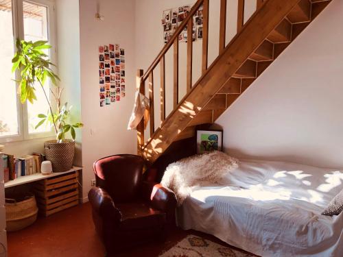 - une chambre avec une chaise et un escalier dans l'établissement T2 Vauban Marseille, à Marseille