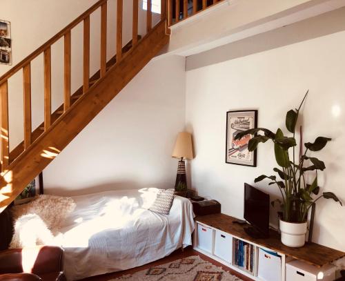 une chambre avec un lit et un escalier dans l'établissement T2 Vauban Marseille, à Marseille