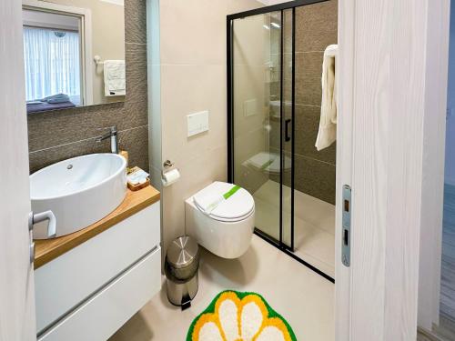 a bathroom with a toilet and a sink at ACM Premium 3 camere Apartament elegant in Voluntari