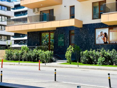 a building with a picture of a bride and groom at ACM Premium 3 camere Apartament elegant in Voluntari