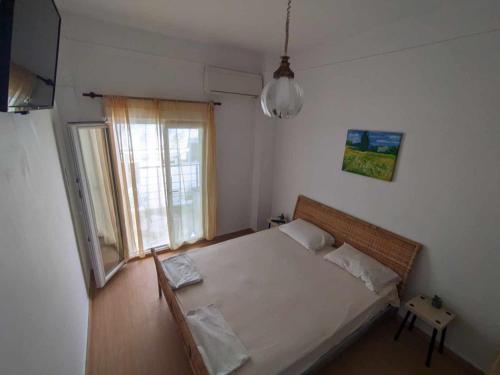 a bedroom with a large bed and a window at 2 bedroom apartment for 4 people 42m from the sea in Perea