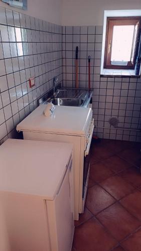 a small kitchen with a sink and a sink at Dar Dhiafa in Grassano
