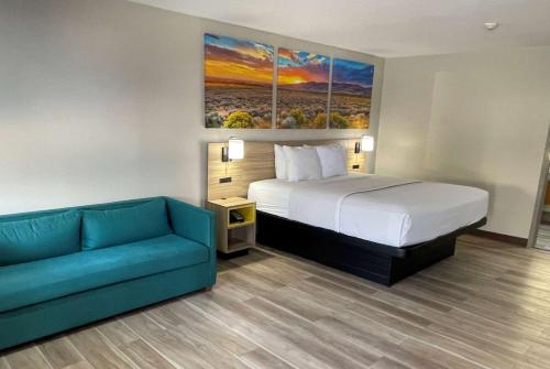 a hotel room with a bed and a couch at Days Inn by Wyndham New Braunfels in New Braunfels