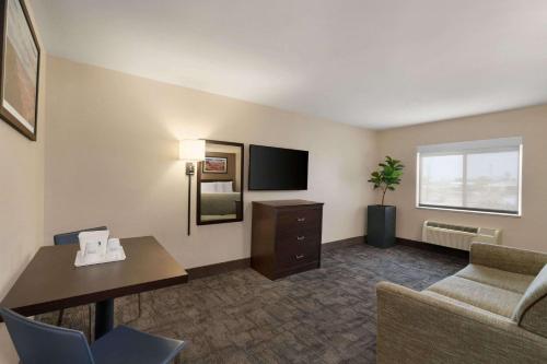 TV a/nebo společenská místnost v ubytování Travelodge by Wyndham Lake Havasu