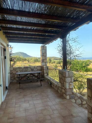 Balkoni atau teres di “Villa Othon-Leni”