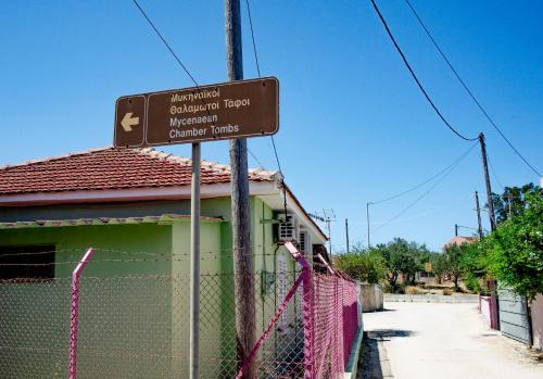 Πιστοποιητικό, βραβείο, πινακίδα ή έγγραφο που προβάλλεται στο Erasmia's house