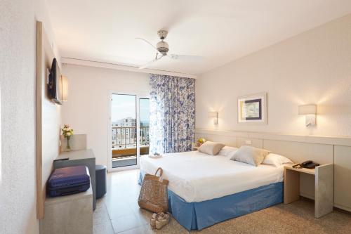 a hotel room with a bed and a window at Prestige Goya Park in Roses