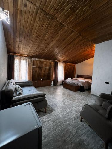 ディリジャンにあるDilijan Villas Rest & Relaxのベッド2台とソファのある広い部屋
