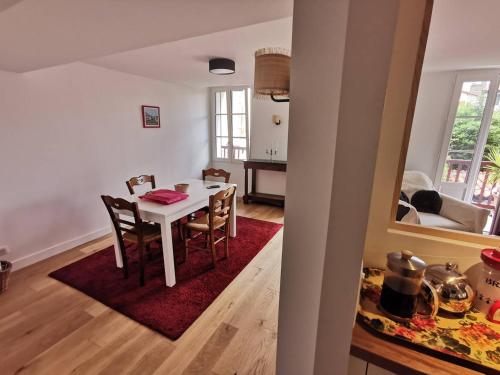 une cuisine et une salle à manger avec une table et des chaises dans l'établissement Saint-Jean de Luz, centre historique, apt 4 pièces - 6 couchages, à Sainte-Barbe
