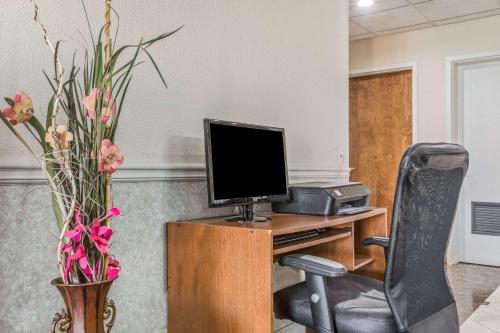 an office with a desk with a computer and a chair at Econo Lodge Inn & Suites Marietta near Dobbins ARB in Marietta