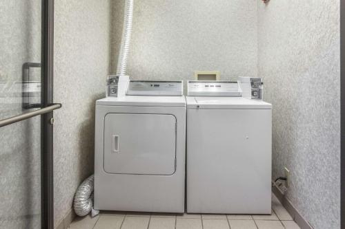 a washer and a dryer in a room at Econo Lodge Inn & Suites Marietta near Dobbins ARB in Marietta