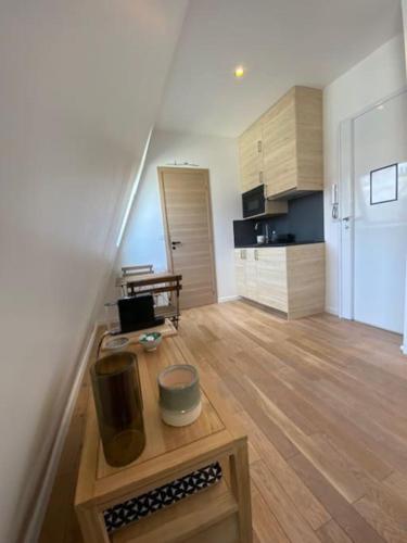 un salon avec une table et une cuisine dans l'établissement Studio Trocadéro sur les toits, à Paris