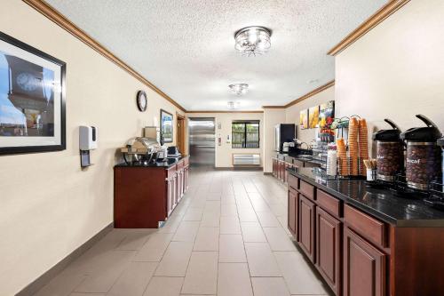 Kuchyň nebo kuchyňský kout v ubytování Comfort Inn Van Wert