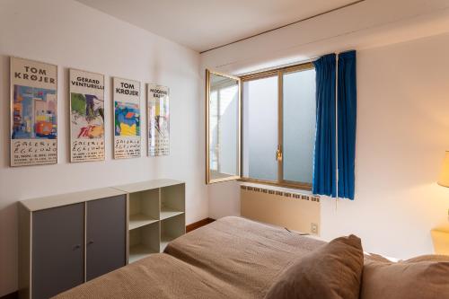 une chambre avec un lit et une fenêtre dans l'établissement VILLA LA PETITE RESERVE VI4416 By Riviera Holiday, à Èze