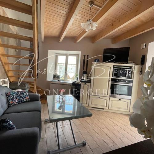 un salon avec un canapé et une table dans l'établissement Le gîte de Louise, à Landebaëron