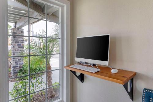 a computer sitting on a desk next to a window at Quality Inn Kettleman City near Hwy 41 in Kettleman City
