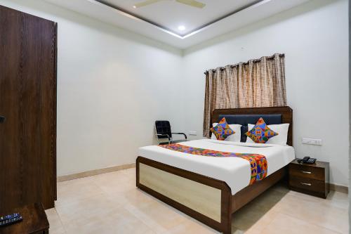 Ein Bett oder Betten in einem Zimmer der Unterkunft FabHotel Johar Inn