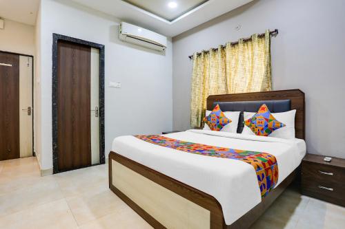 Ein Bett oder Betten in einem Zimmer der Unterkunft FabHotel Johar Inn