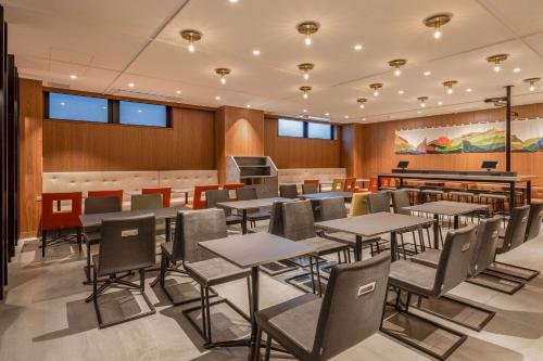 a dining room with tables and chairs at Comfort Hotel Kyoto Horikawagojo in Kyoto