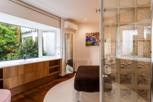 une salle de bain avec une douche et un lavabo et une fenêtre dans l'établissement VILLA ADRIANA VI4411 By Riviera Holiday Homes, à Nice