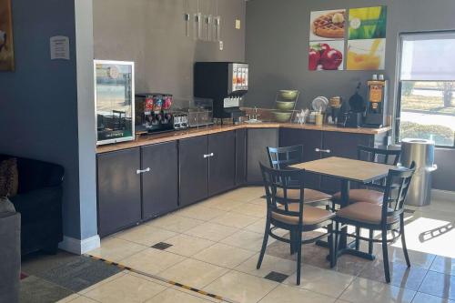 una cucina con tavolo, sedie e bancone di Quality Suites Abilene Mall Area ad Abilene